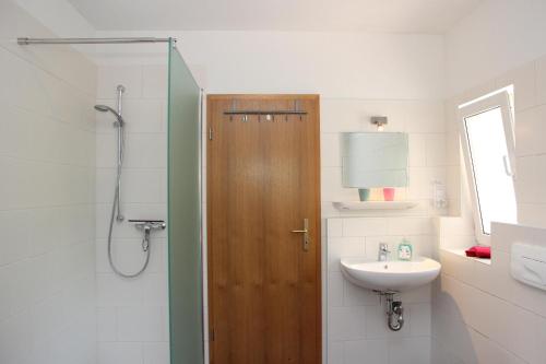 Ένα μπάνιο στο Ferienwohnung Im Tal Olsberg