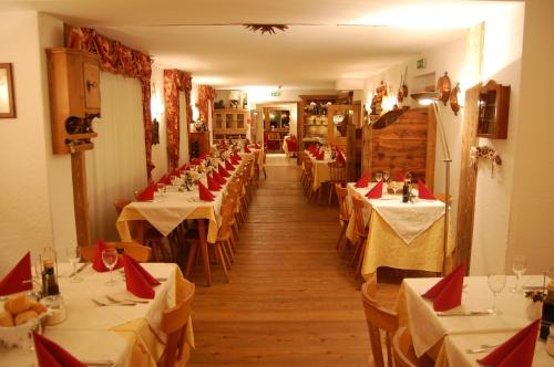 un ristorante con tavoli con tovaglioli rossi sopra di Chalet Fiocco Di Neve a Pinzolo