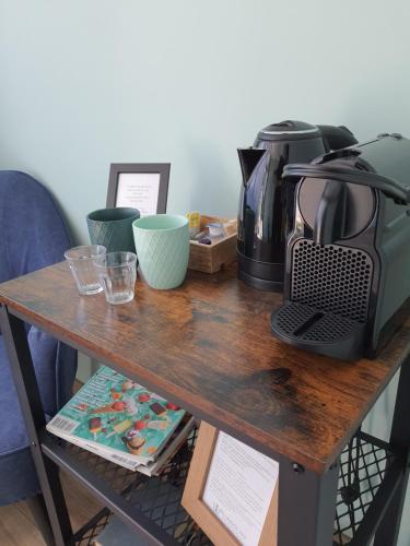 a wooden table with a coffee maker and a toaster at Pillangós-Ház in Visegrád