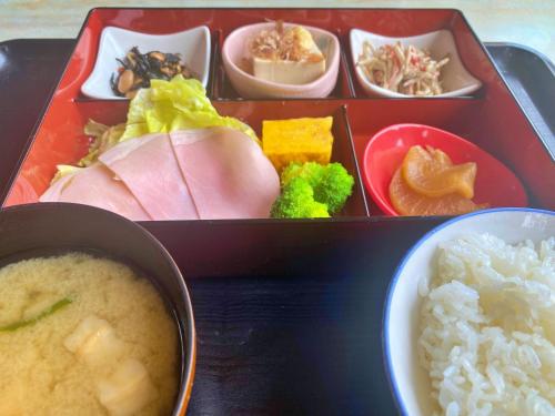 a tray of food with different types of food at 吸う温泉 湯治の宿 竜王ラドン温泉 湯ーとぴあ in Kai