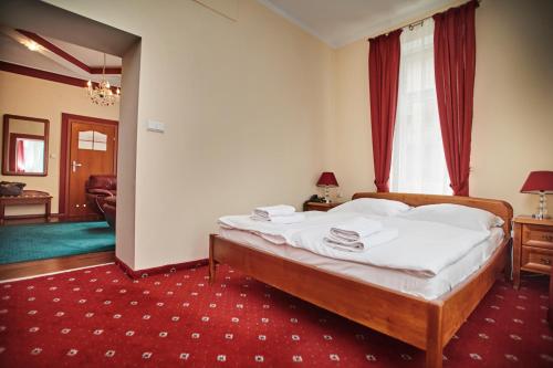 Ένα ή περισσότερα κρεβάτια σε δωμάτιο στο Park Hotel