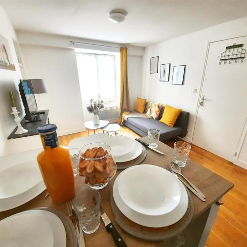 d'un salon avec une table et des plaques de cuisson. dans l'établissement BNB Le COCON, Cœur Historique d'Orléans, 5' Train Station, à Orléans
