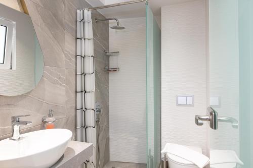 Phòng tắm tại Akrogiali Apartments