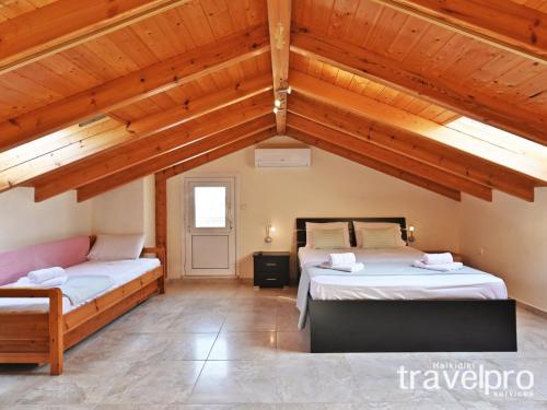 Lova arba lovos apgyvendinimo įstaigoje Villa Iris by RentalsPro - Agios Mamas Beach