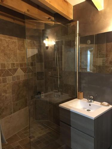 une salle de bain avec un lavabo et une douche dans l'établissement Le Petit Secret d'Alban, à Saint-Alban-de-Roche