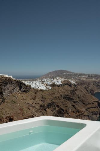 a bath tub with a view of the ocean at Stella Rocca A Mare in Imerovigli