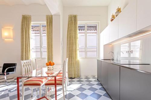 a kitchen with a table and chairs in a room at Genteel Home San Laureano in Seville