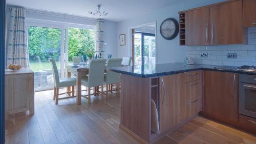 Kuchyň nebo kuchyňský kout v ubytování Ragged Staff - 3 Bedroom Holiday Home - Saundersfoot