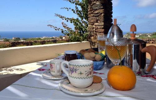 Juomia majoituspaikassa I Dammusi Sapori di Pantelleria