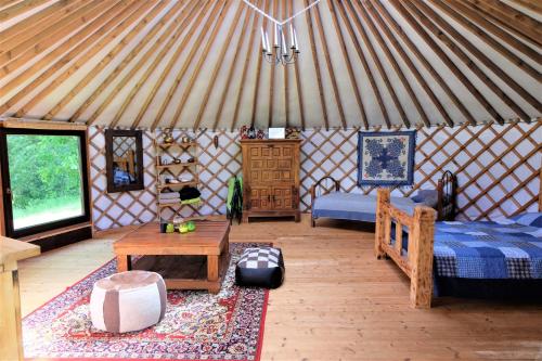 Kartena的住宿－Jurtos nuoma，蒙古包内带一张床和一张桌子的房间