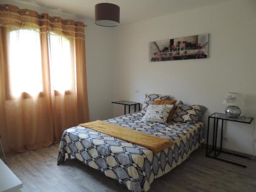 une chambre avec un lit et une fenêtre dans l'établissement LES CHÂTAIGNIERS APPARTEMENT MEUBLE, à Saint-Sèbastien