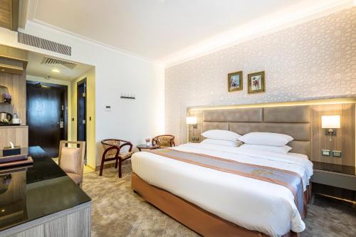 a bedroom with a large bed in a hotel room at Faraj Almadina Hotel in Al Madinah