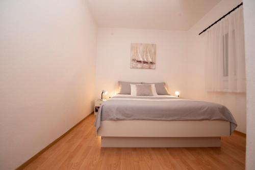 Spacious apartment w balcony big garden & grill