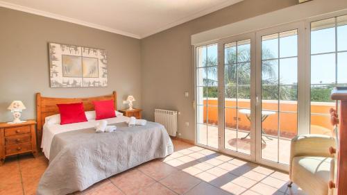 A bed or beds in a room at Finca las Ranas