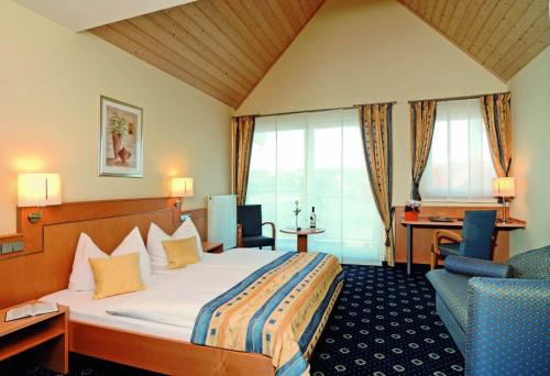 ein Hotelzimmer mit einem Bett und einem Schreibtisch in der Unterkunft Hotel Restaurant Zum Hirschen in Donaueschingen