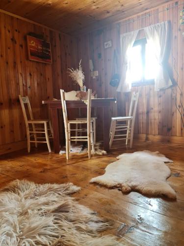 Habitación con sillas, mesa y alfombra. en Miliceva ruza en Zlatibor