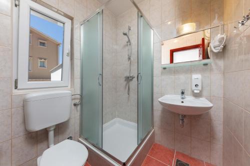 Hostel & Rooms Vagabundo في نوفاليا: حمام مع دش ومرحاض ومغسلة