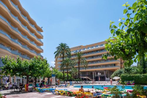 un complexe avec une piscine et un hôtel dans l'établissement Medplaya Hotel Calypso, à Salou