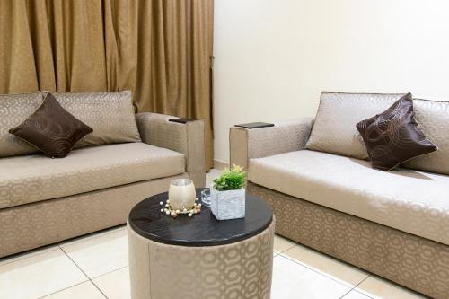 Al Rayah Aparthotel Weekly and Monthly Rental tesisinde bir oturma alanı