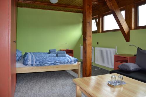 una camera con letto, divano e tavolo di Penzion pod Severákem a Lučany nad Nisou