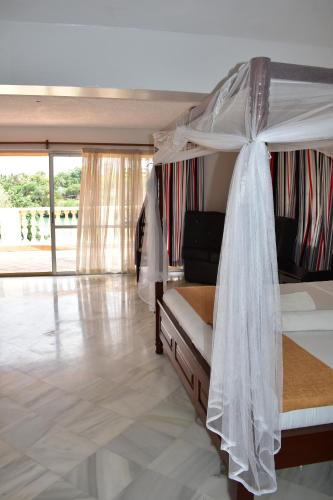 Postel nebo postele na pokoji v ubytování Sunset Fastcare luxury Apartments