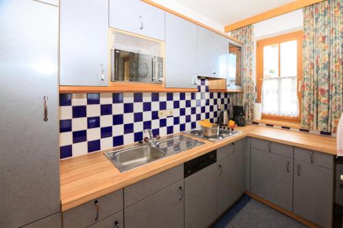 Kuchyň nebo kuchyňský kout v ubytování Landhaus Schiestl