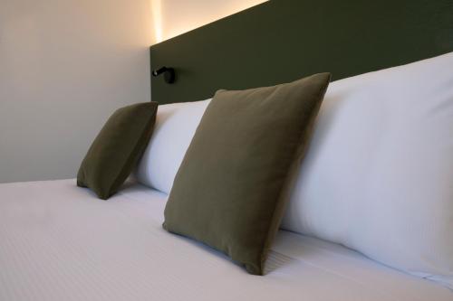 The City Hotelにあるベッド