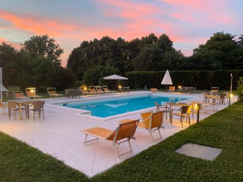 Bazén v ubytování Hotel Le Ville nebo v jeho okolí
