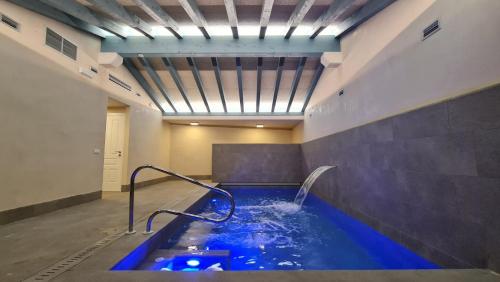 a large blue bath tub with a water fountain at Casa tio peguero - piscina spa in San Bartolomé de Pinares