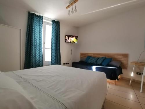 een slaapkamer met een bed, een bank en een raam bij Albergo della Posta in Mondovì