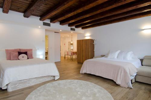1 dormitorio con 2 camas y sofá en Hellenhost - Gran Vía, en Madrid