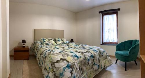 1 dormitorio con 1 cama, 1 silla y 1 ventana en Casa das Estátuas, en Gondramaz