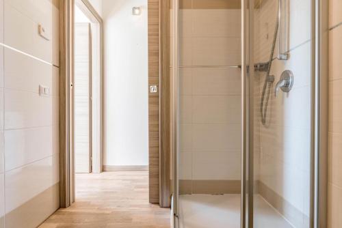 prysznic w łazience ze szklanymi drzwiami w obiekcie Appartamento Villa Principessa w Arco