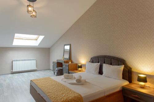 A bed or beds in a room at Luxury 2-bedroom apartment by Studenets Center by Flat Mаnager