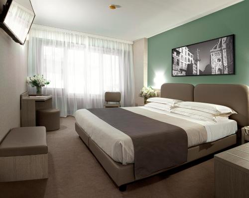 A bed or beds in a room at Hotel Raffaello