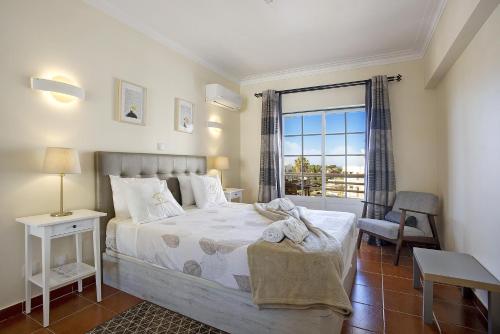 En eller flere senge i et værelse på Estrela do Vau Apartment