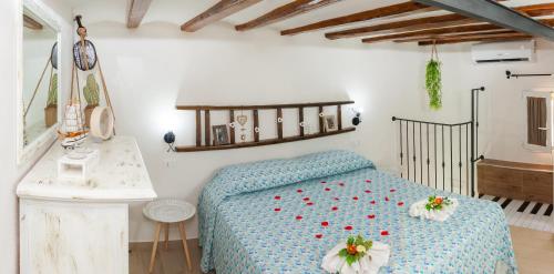 una camera da letto con un letto blu e fiori sopra di Home Smile a Castellammare del Golfo