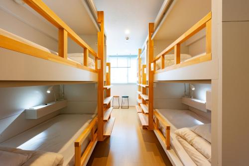 Postel nebo postele na pokoji v ubytování plat hostel keikyu sapporo sky