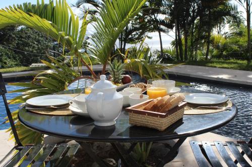 a table with a tea set on top of it at ESCAPADE BELLEPIERRE (L') in Saint-Denis