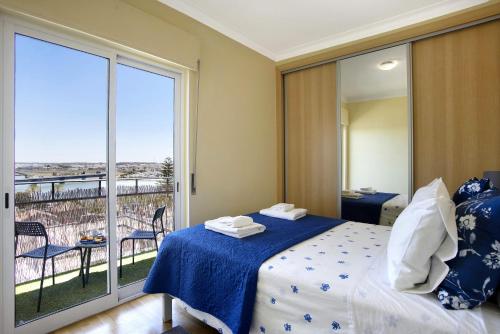 - une chambre avec un lit et un balcon avec vue dans l'établissement Santa Isabel Apartment, à Portimão