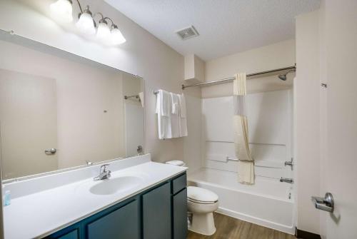een witte badkamer met een wastafel en een toilet bij Suburban Studios Sterling - Washington Dulles in Sterling