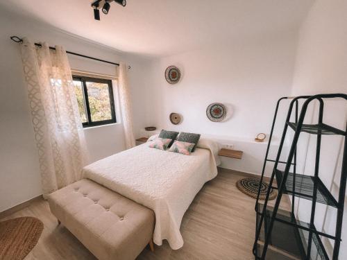 Habitación pequeña con cama y escalera en La Palma Luxury en Las Ledas