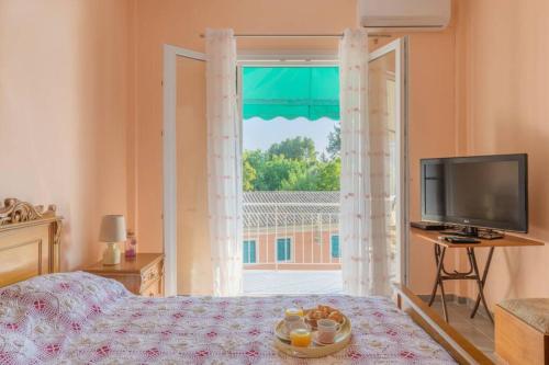 Fotografie z fotogalerie ubytování Bright Newly Renovated Apt Near Beach & Center+AC v destinaci Anemómylos