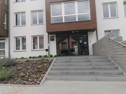 ein Gebäude mit einer Treppe vor einem Gebäude in der Unterkunft B&N Apartments in Mrągowo