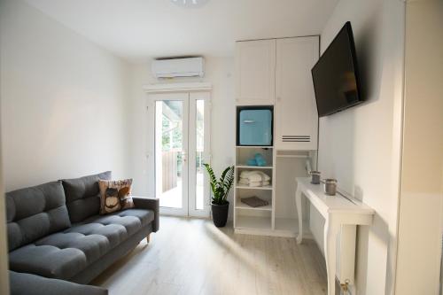 a living room with a couch and a desk at MintaMókus Vendégház in Miskolctapolca