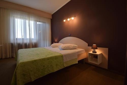 Кровать или кровати в номере Hotel Zephyr - Plovanija