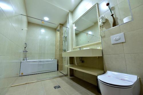 Un baño de Hotel Lazaro