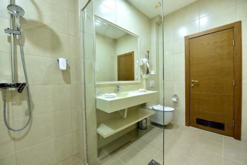 Un baño de Hotel Lazaro