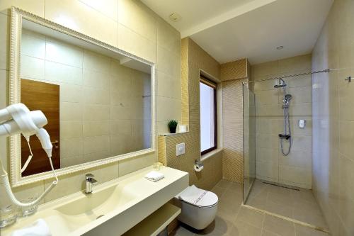 Un baño de Hotel Lazaro