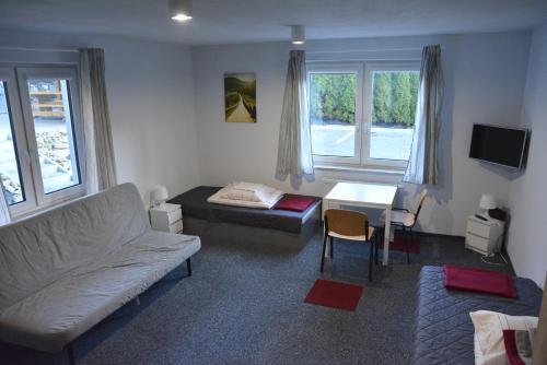 a living room with a couch and a table at Dom Goscinny Skarpa in Krynica Zdrój